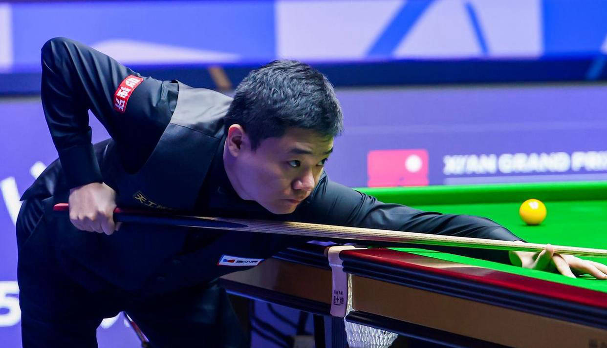 再次将他推, 红旗和呼喊, 比赛中多次 再次将他推, 红旗和呼喊, 比赛中多次